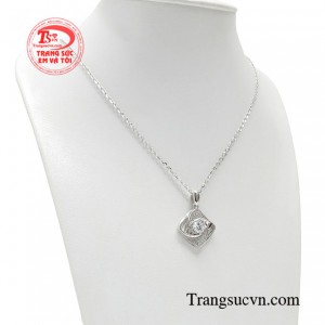 Bộ dây chuyền được khách hàng ưa thích mang lại cảm giác ấn tượng trẻ trung và  thời thượng.