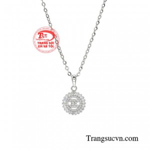 Hãy điểm xuyết bằng một bộ dây chuyền vàng trắng để tôn vẻ ngoài sang trọng. 