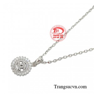 Màu trắng giúp chị em sáng bừng sức sống, phù hợp với các tông da.