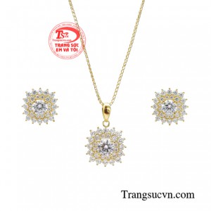 Bộ dây chuyền thời trang đẳng cấp luôn khiến phụ nữ trở nên xinh đẹp, hạnh phúc và rạng ngời.
