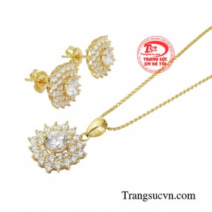 Bộ trang sức gồm bông tai, mặt dây và dây chuyền. Thiết kế đồng bộ tạo sự hài hòa cho bộ trang phục thêm phần sang trọng là lôi cuốn.