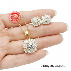 Đôi bông tai đính đá lấp lánh ẩn hiện sau mái tóc bồng bềnh. Cùng chiếc dây chuyền 10k tôn lên vẻ yêu kiều quyến rũ của xương quai xanh đầy gợi cảm.