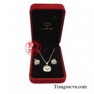 Qua bộ trang sức này, phụ nữ hãy luôn tận hưởng hết mình từng giây phút cuộc sống, tỏa sáng tự tin và rạng ngời hạnh phúc.