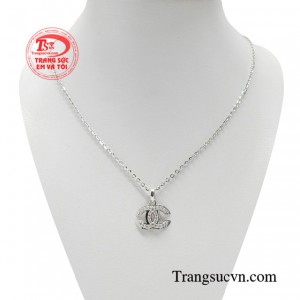 Bộ dây chuyền thời trang hàng hiệu giúp bạn tăng thêm phần tự tin thể hiện bản thân và bừng sáng gương mặt. 