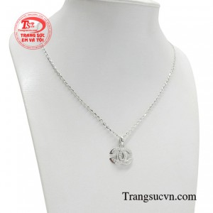 Chiếc lắc tay được nhiều người lựa chọn bởi sự nhẹ nhàng, kiêu sa, màu sắc thanh lịch trường tồn và không bao giờ lỗi mốt.