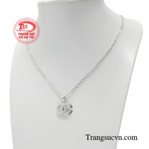 Đây sẽ là bộ trang sức hoàn hảo dành cho những chị em yêu thích phong cách thời thượng, hiện đại.