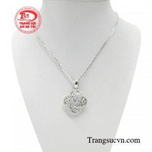 Bộ dây chuyền thời trang quý phái giúp chị em định hình phong cách tự tin quyến rũ. 