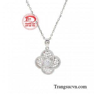 Chẳng những vậy bộ dây chuyền còn giúp bạn có được sự ngưỡng mộ từ những người xung quanh.