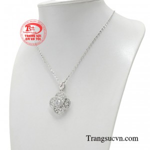 Lựa chọn bộ dây chuyền có thiết kế tinh xảo, tỉ mỉ khiến bạn như được khoác lên một thân phận cao quý. 