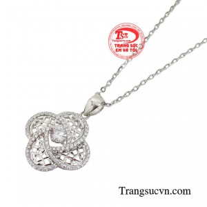 Sản phẩm sẽ rất thích hợp để đeo vào các bữa tiệc sa hoa.