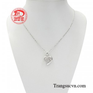 Bộ dây chuyền trái tim đong đầy gây chú ý bởi vẻ ngoài quá đỗi ngọt ngào, duyên dáng. 