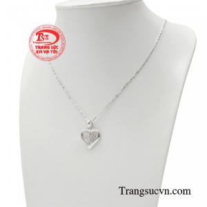 Chỉ cần diện bộ dây chuyền trên mình cùng diện trang phục thoải mái cũng đủ thu hút mọi ánh nhìn. 