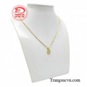 Mặt dây chuyền cỏ 4 lá kết hợp cùng sợi dây chuyền o kết là sự kết hợp tuyệt vời tạo lên bộ dây chuyền đẹp và xinh xắn chắc chắn sẽ là món quà đầy ý nghĩa dành tặng người thân và bạn bè