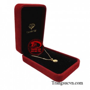 Mặt dây chuyền cỏ 4 lá kết hợp cùng sợi dây chuyền o kết là sự kết hợp tuyệt vời tạo lên bộ dây chuyền đẹp và xinh xắn