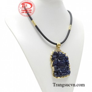 Với dáng vẻ mập mạp, hiền hòa, tự tại, miệng luôn tươi cười, ngài đi đến đâu ở đó không còn giận, buồn phiền, áp lực hay căng thẳng