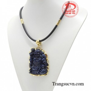 Tương truyền Phật Di Lặc có dáng người mập mạp, bụng lớn thích ngủ đâu thì ngủ, thường cầm trên tay cây gậy, mang theo một túi vải để đựng những đồ người ta cho