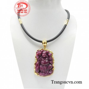 Bộ dây phật bọc vàng hoan hỉ được chạm khắc từ đá ruby thiên nhiên mang một vẻ đẹp rực rỡ với màu sắc nổi bật mà ít có loại đá nào sánh được