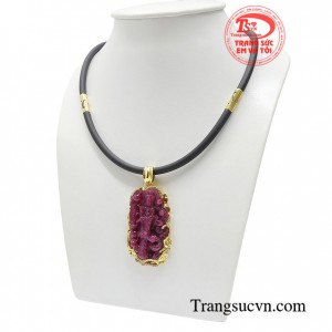 Đá ruby được chế tác từ phật Quan Âm là biểu tượng của sự bình an, lòng từ bi bác ái, hướng thiện