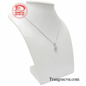 Điểm nhấn của bộ trang sức này là mặt dây chuyền được đính đá cao cấp sáng lấp lánh tạo sức hút cho phái đẹp