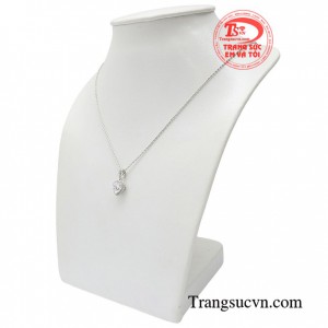 Bộ trang sức này sở hữu thiết kế đơn giản nhưng lại tạo nét hấp dẫn khó có thể cưỡng lại, phù hợp với các cô nàng yêu thích phong cách tối giản, cổ điển