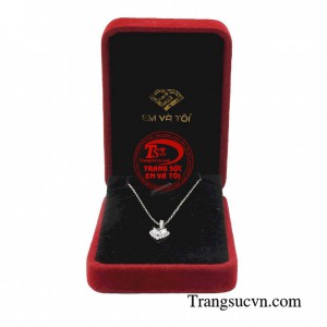 Mặt dây chuyền nữ vàng quý phái dễ kết hợp cùng nhiều kiểu dây chuyền vàng