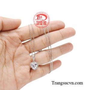 Bộ trang sức này sở hữu thiết kế đơn giản nhưng lại tạo nét hấp dẫn khó có thể cưỡng lại, phù hợp với các cô nàng yêu thích phong cách tối giản, cổ điển