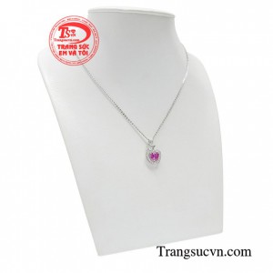 Trang sức vàng trắng giúp bạn nữ thêm phần tự tin, trẻ trung hơn