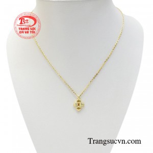 Bộ mặt dây quyến rũ thời thượng xuất hiện cùng với bộ trang phục chỉn chu giúp bạn tự tin và tỏa sáng.