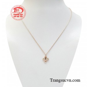 Bộ mặt dây quyến rũ vàng hồng với định hướng trở thành điểm nhấn quan trọng trên bộ trang phục của bạn. 