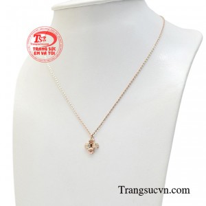 Bộ mặt dây chú trọng vào yếu tố thiết kế, khi đến tay khách hàng sản phẩm được xem như một tác phẩm nghệ thuật