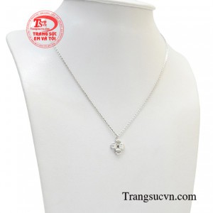 Bộ sản phẩm mang hơi thở thời thượng cùng lời nhắn nhủ đến phái đẹp cần biết yêu thương bản thân mình.