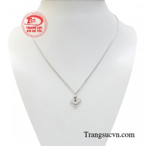 Bộ mặt dây quyến rũ vàng trắng là nơi chị em gửi gắm sự tự tin cùng giá trị riêng có. 