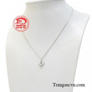 Qua món trang sức này giúp chị em có được sự tự tin thể hiện phong cách, cá tính và đẳng cấp của riêng mình.