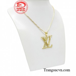 Bộ mặt dây vàng đẹp được chế tác từ vàng 10k chắc chắn sẽ là món quá ý nghĩa dành tặng bạn trai trọng dịp sinh nhật