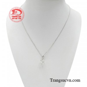 Bộ mặt dây vàng trắng độc đáo mang vẻ đẹp thuần khiết trong sáng khiến người đối diện có ấn tượng ngay từ lần chạm mặt đầu tiên. 