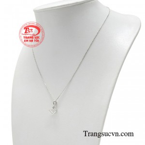 Và tất nhiên bộ mặt dây như một điểm nhấn không thể thiếu cho bộ trang phục.