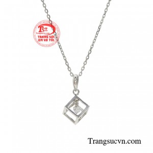 Sự nhẹ nhàng, thanh nhã và nữ tính tạo nên một sắc màu thanh khiết, ánh lên nét mạnh mẽ lại kiêu kỳ.