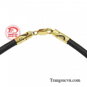 Với cách kết hợp này, bạn có thể phù hợp trong nhiều hoàn cảnh khác nhau: đi làm, đi chơi hoặc dạo phố cùng bạn bè, hẹn hò cùng người yêu.