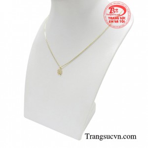 Dây chuyền 4 lá may mắn giúp bạn nữ trông xinh xắn, rạng ngời hơn