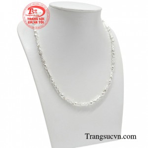 Dây chuyền vàng là món phụ kiện giúp phái mạnh được thiết kế sắc bét, bền đẹp