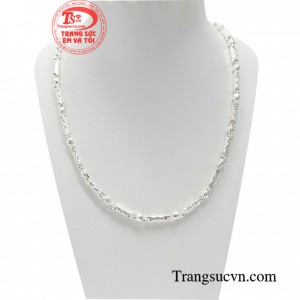 Dây chuyền bạc khỏe khoắn với thiết kế sang trọng, giúp phái mạnh luôn tự tin thể hiện cá tính