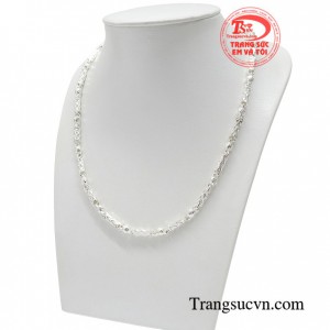 Dây chuyền bạc khỏe khoắn toát lên sự trẻ trung, năng động chắc chắn được phái mạnh yêu thích