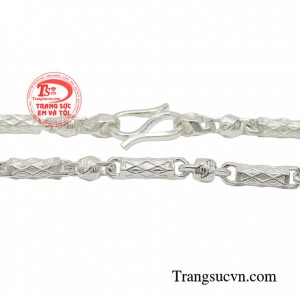 Dây chuyền bạc khỏe khoắn với thiết kế sang trọng, giúp phái mạnh luôn tự tin thể hiện cá tính
