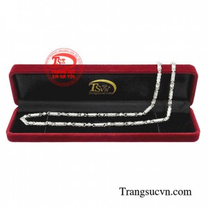 Dây chuyền vàng là món phụ kiện giúp phái mạnh được thiết kế sắc bét, bền đẹp