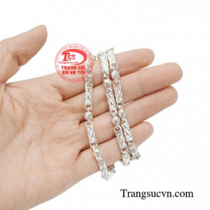 Dây chuyền bạc khỏe khoắn toát lên sự trẻ trung, năng động chắc chắn được phái mạnh yêu thích