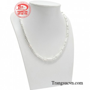Dây chuyền bạc nam phong lưu toát lên sự năng động, trẻ trung là sản phẩm được khách hàng yêu thích