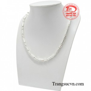 Chỉ với một chiếc dây chuyền cũng có thể biến tấu linh hoạt cùng nhiều phong cách trang phục khác nhau