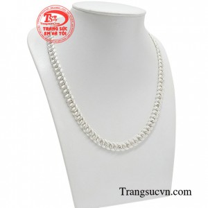 Dây chuyền bạc nam phong trần là sự lựa chọn hoàn hảo cho các anh chàng ưa thích sự năng động, khỏe khoắn