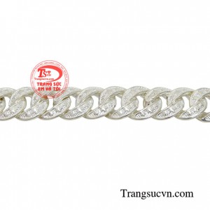 Dây chuyền bạc nam phong trần là sự lựa chọn hoàn hảo cho các anh chàng ưa thích sự năng động