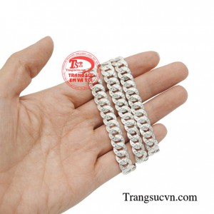 Dây chuyền bạc nam phong trần là sự kết hợp giữa những mắt xích chạm khắc tỉ mỉ